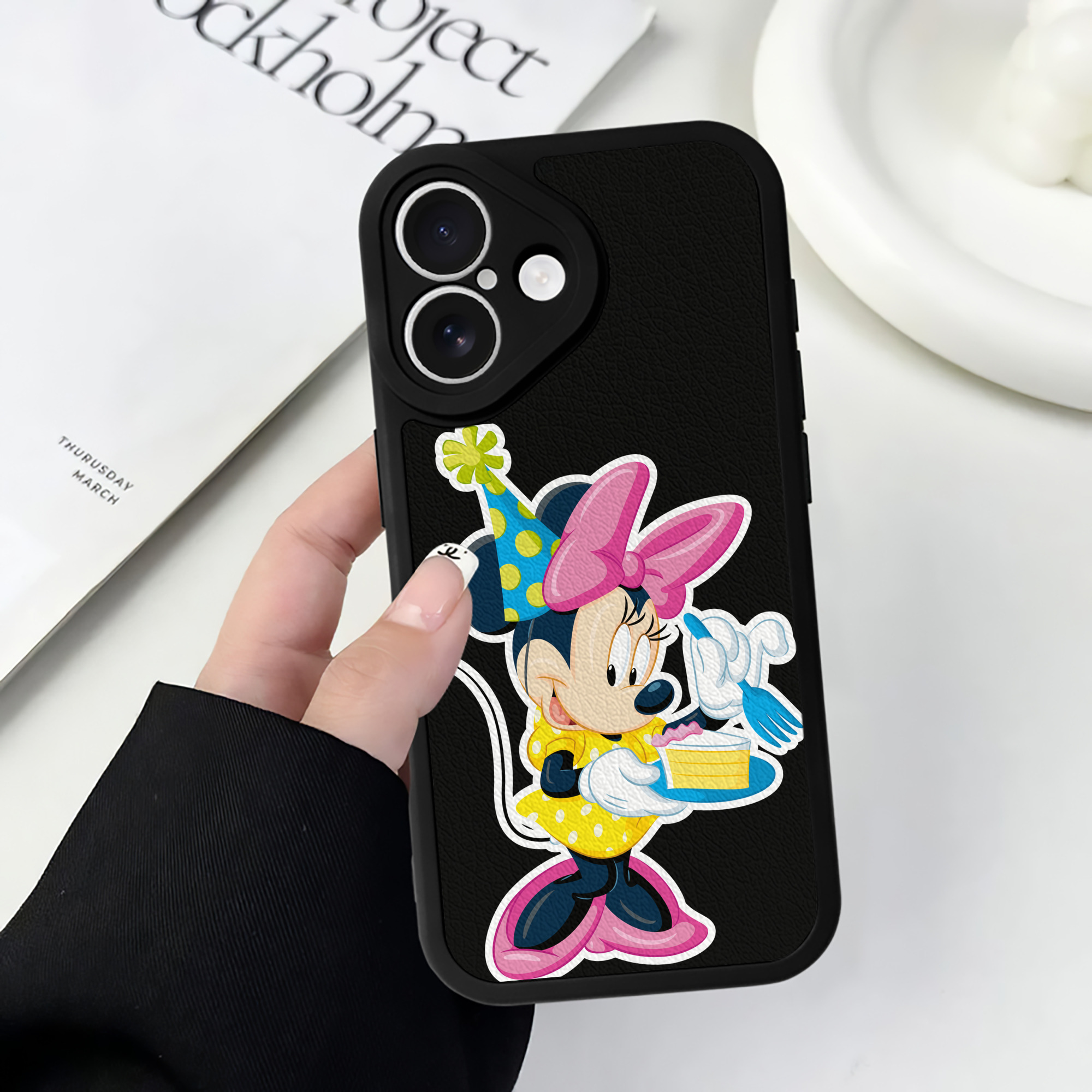 （画像用） ミッキーマウス Mickey Mouse 【iPhone 16シリーズ対応】シリコンスマホケース（レザー調） 材質：シリコン